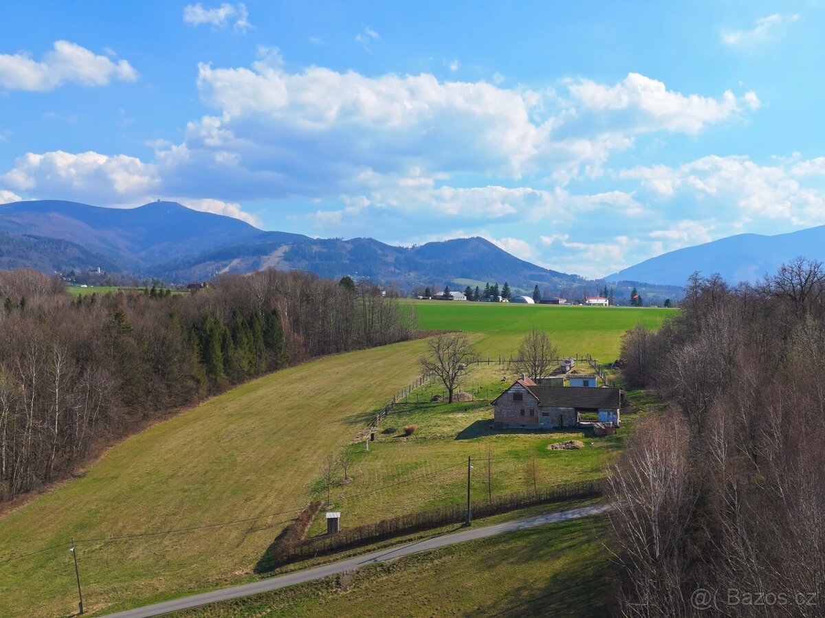 Dům v podhůří Beskyd s pozemkem přes 27 000 m²