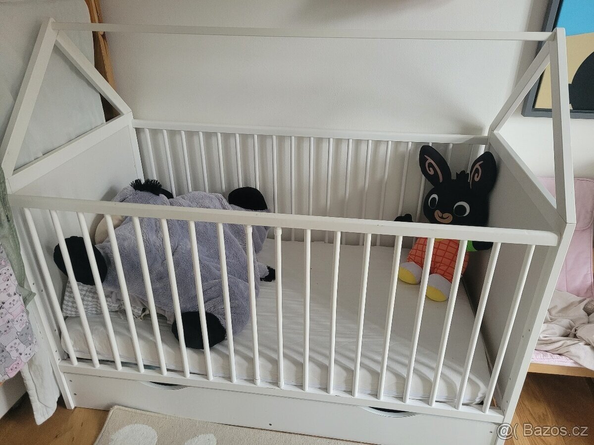 Domečková dětská postýlka se šuplíkem a matrací.