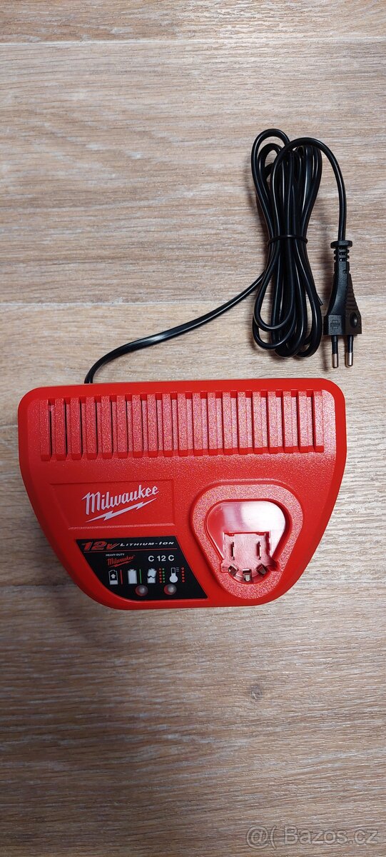 MILWAUKEE C12 C nabíječka 12V