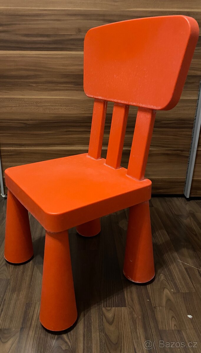 Ikea MAMMUT plastová židle 39 x 67 cm červená