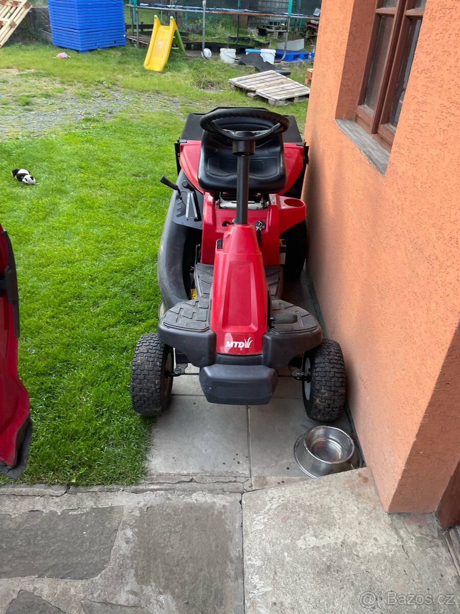 Zahradní traktůrek MTD