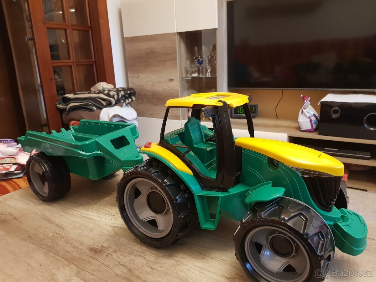 Velký traktor s vlečkou