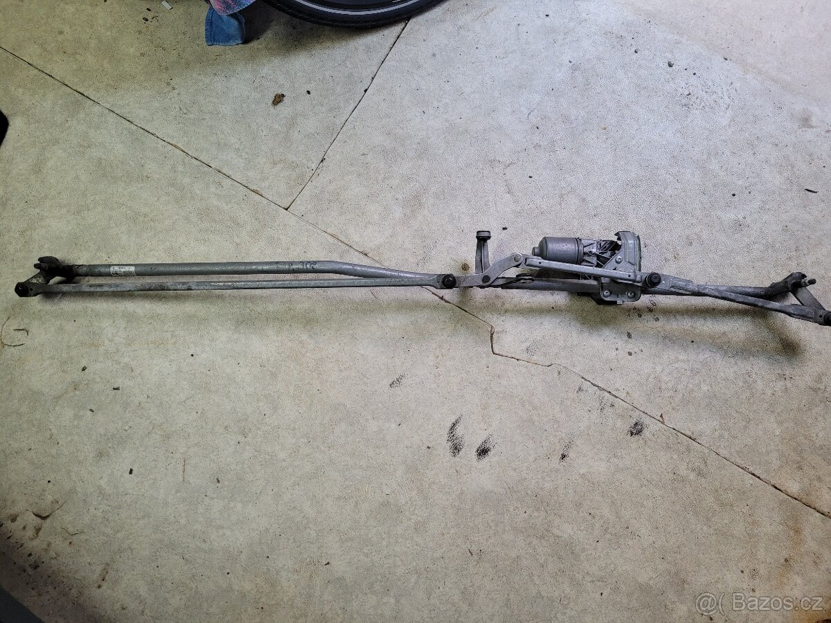 Mechanismus s motorem na přední stěrače Peugeot 308