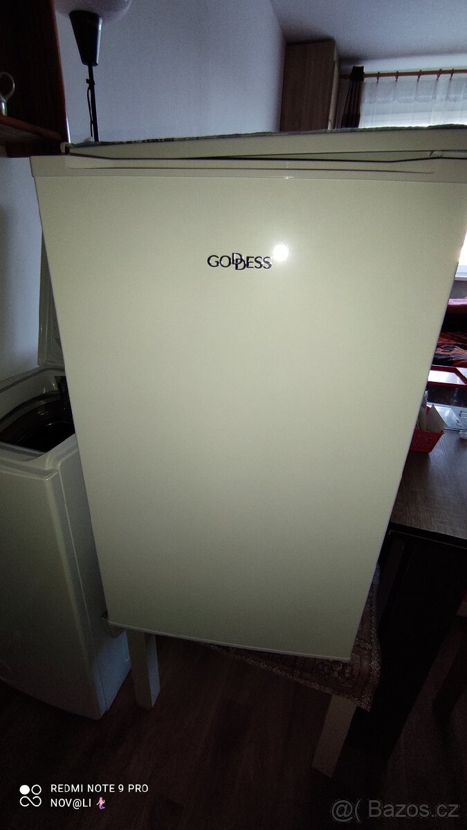 Malá lednička s mrazícím boxem