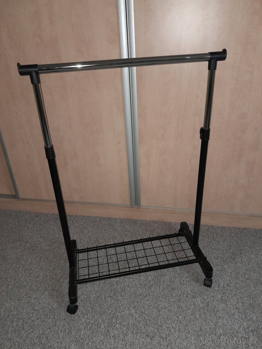 Stojan na  oblečení