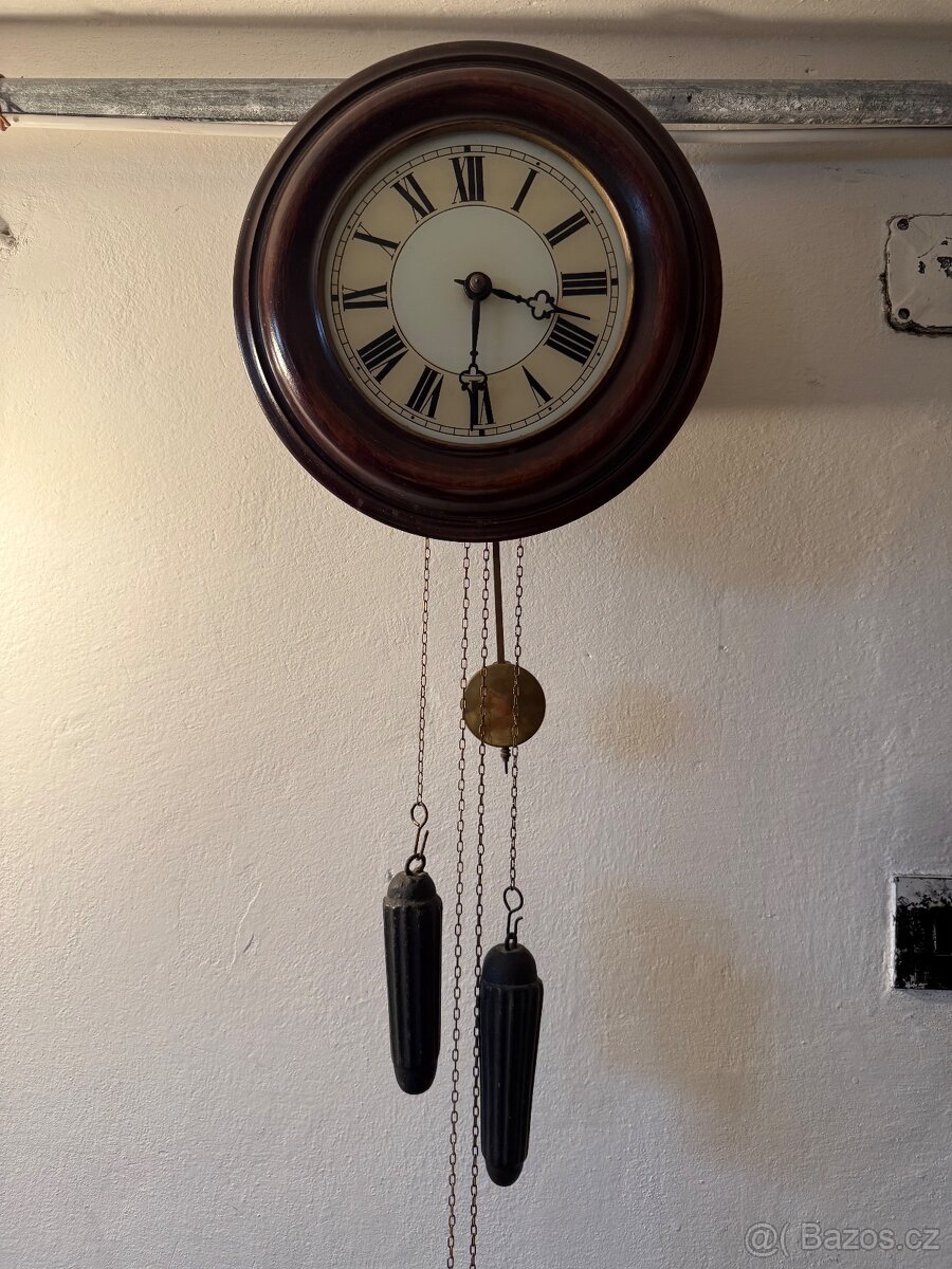Nástěnné kyvadlové hodiny v kruhovém profilovaném rámečku