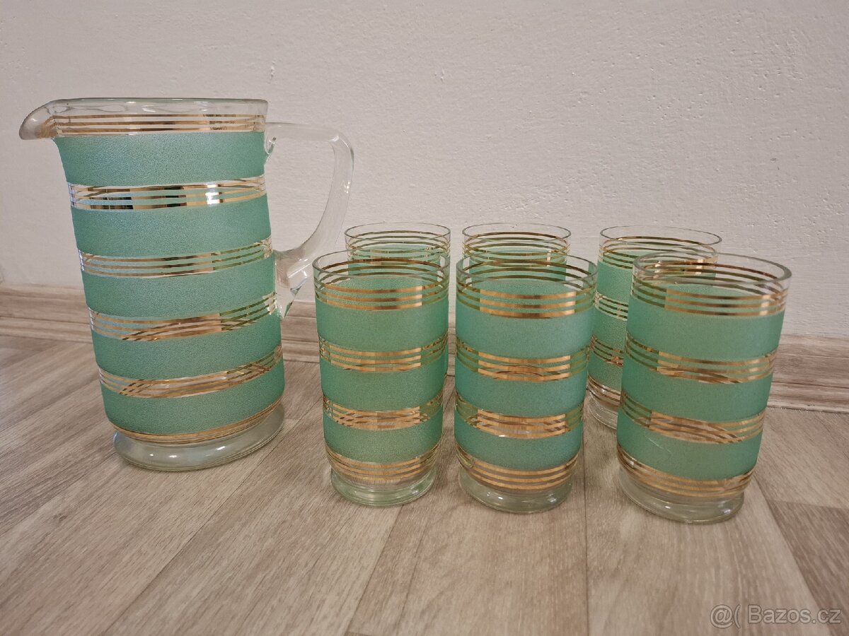 Retro zelený džbán a skleničky
