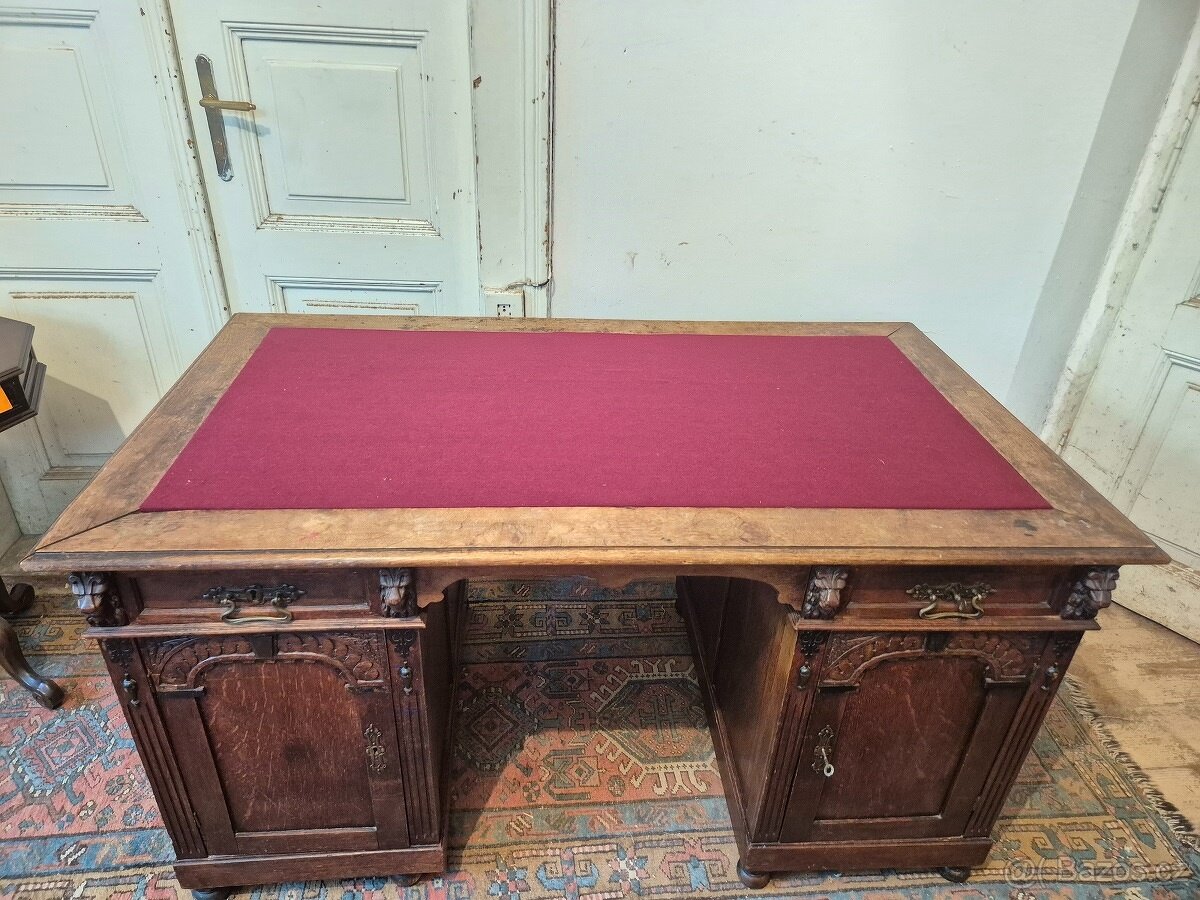 Starožitný psací stůl s bohatým řezbářstvím - Prostorový