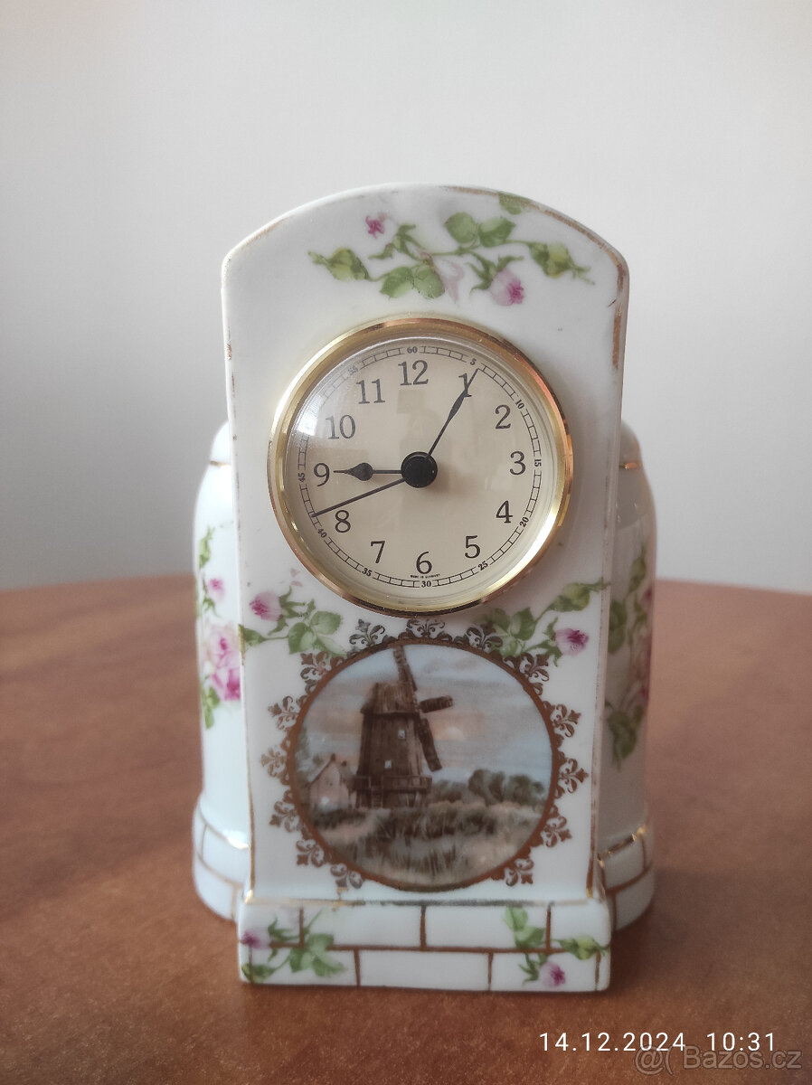 Staré porcelánové hodiny