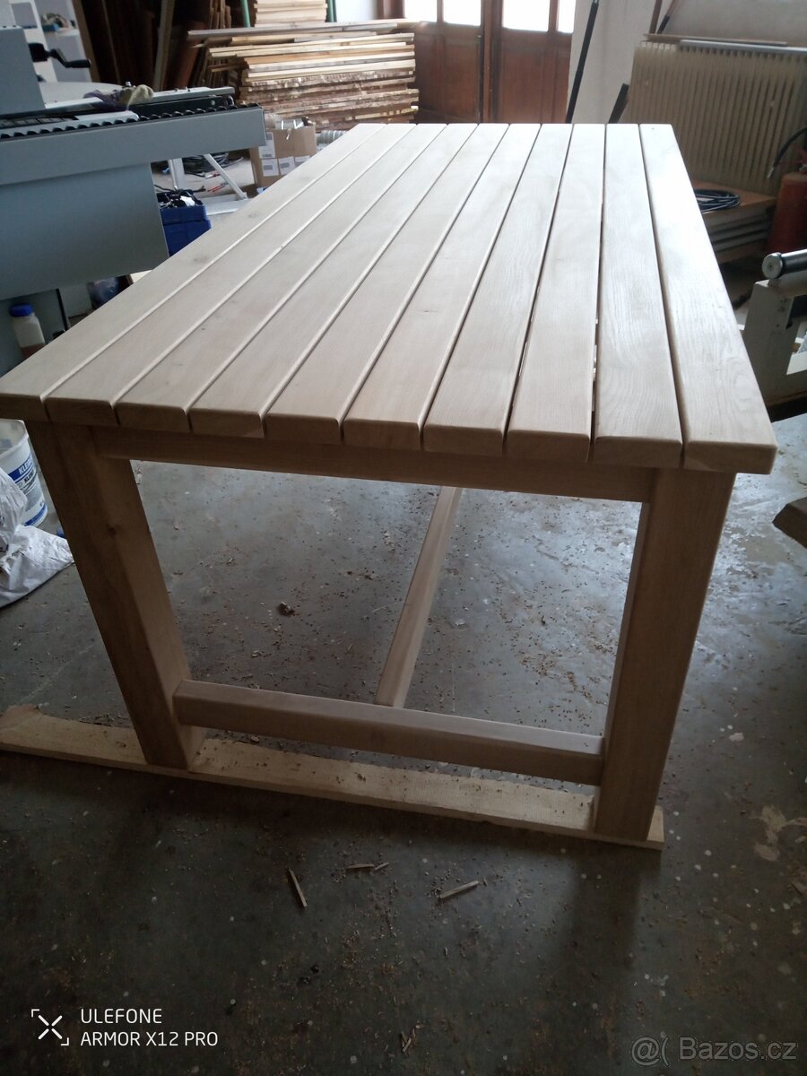 Dubový stůl.