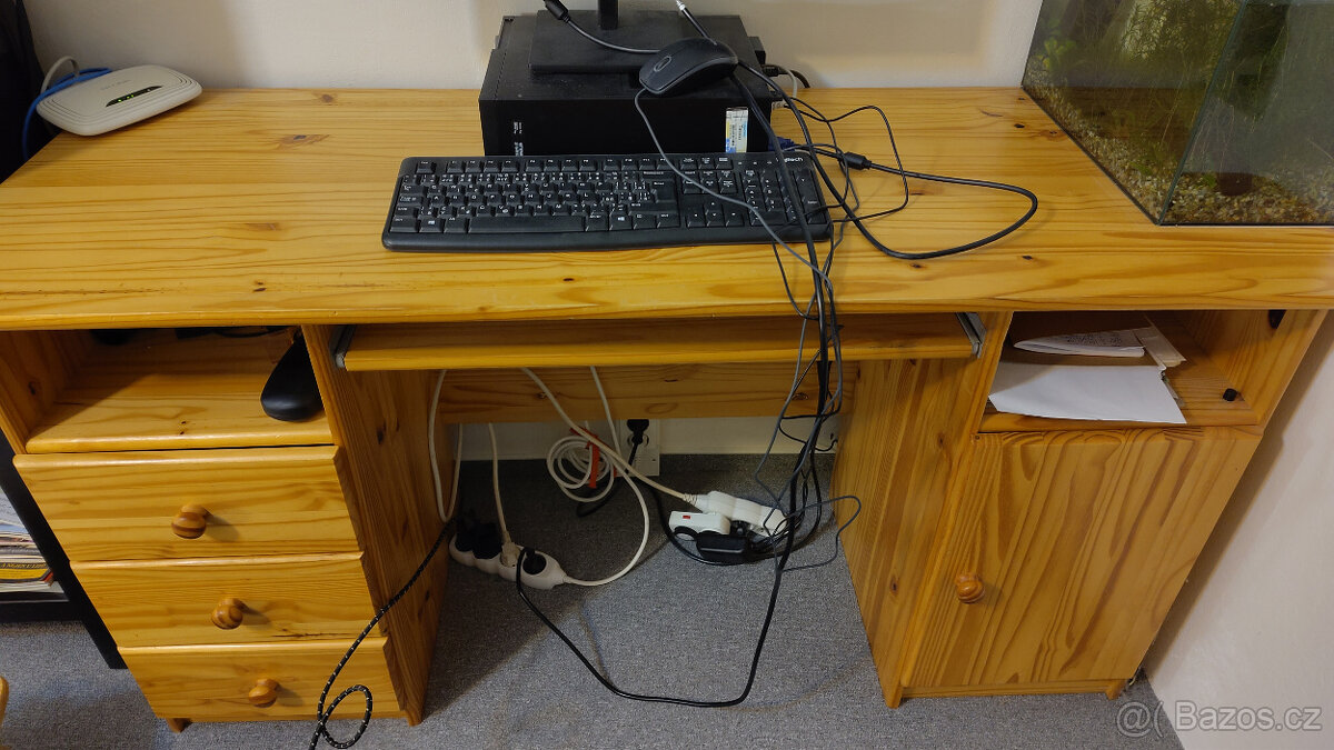 dřevěný psací stůl a šuplíky