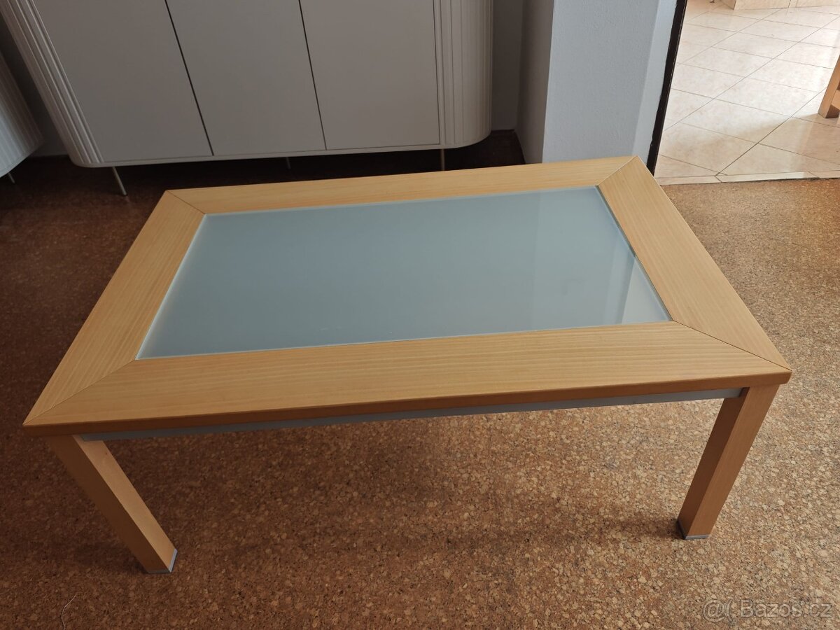 Bukový konferenční stolek