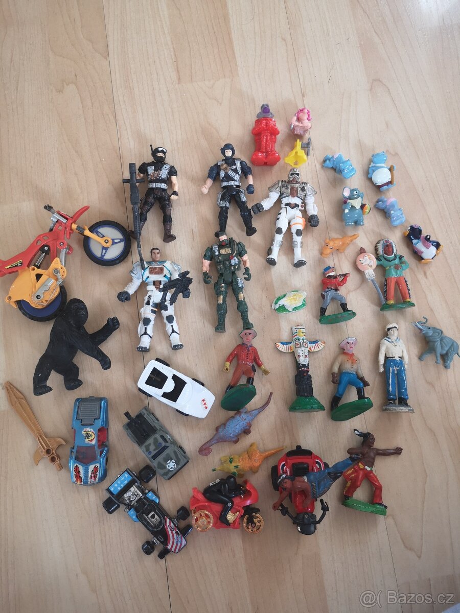Mix retro hraček – figurky, autíčka, motorky, vojáčci
