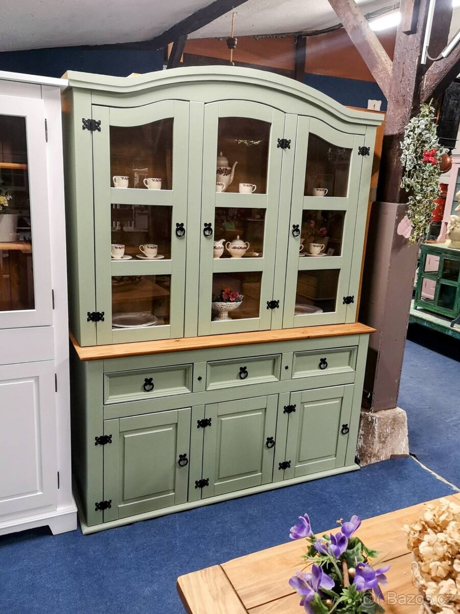 Masivní příborník Cottage Green.