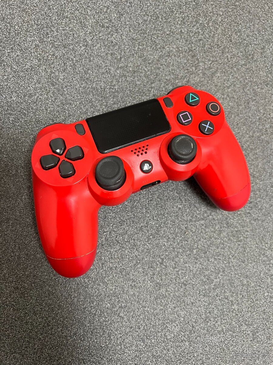 Ovladač na PS4 v červené barvě