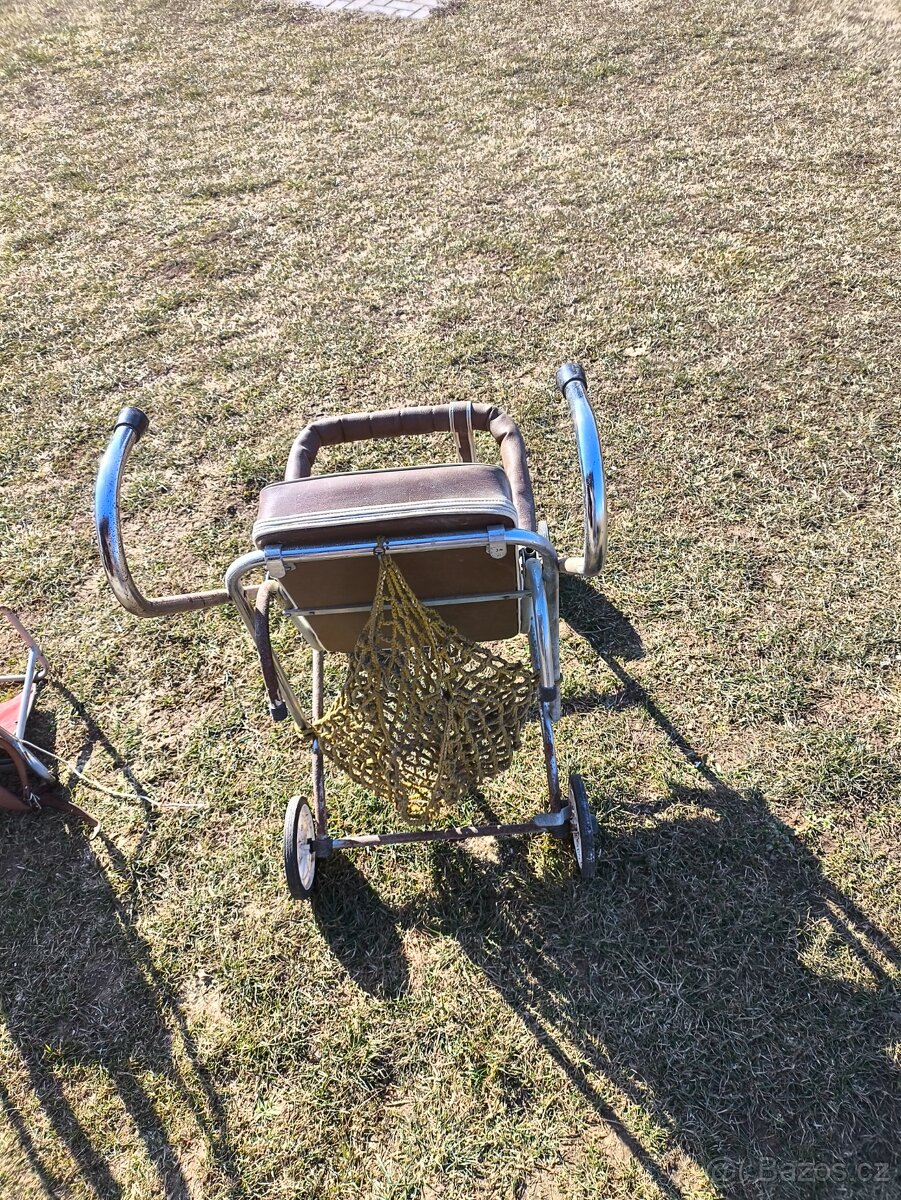 Retro kočárek a nosítko