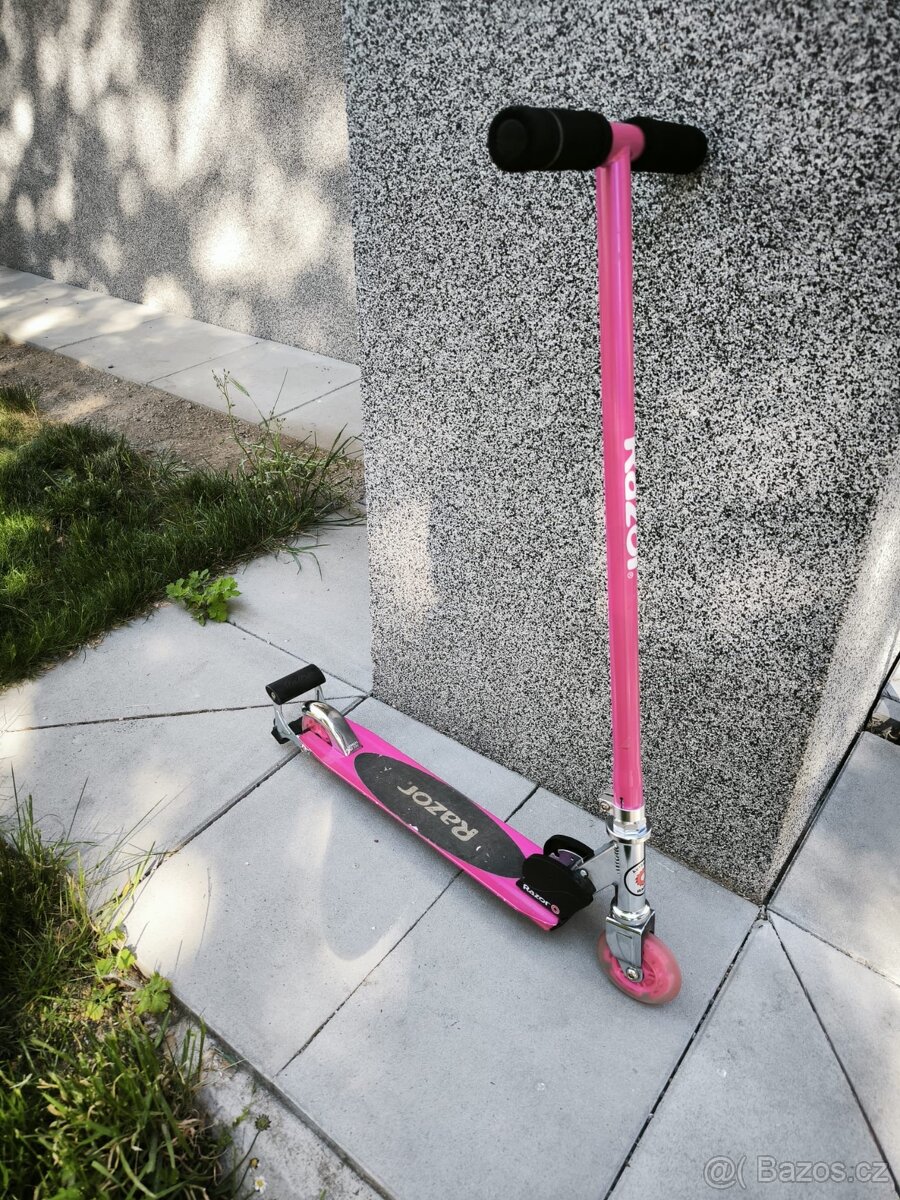 Dětská koloběžka Razor Sport růžová