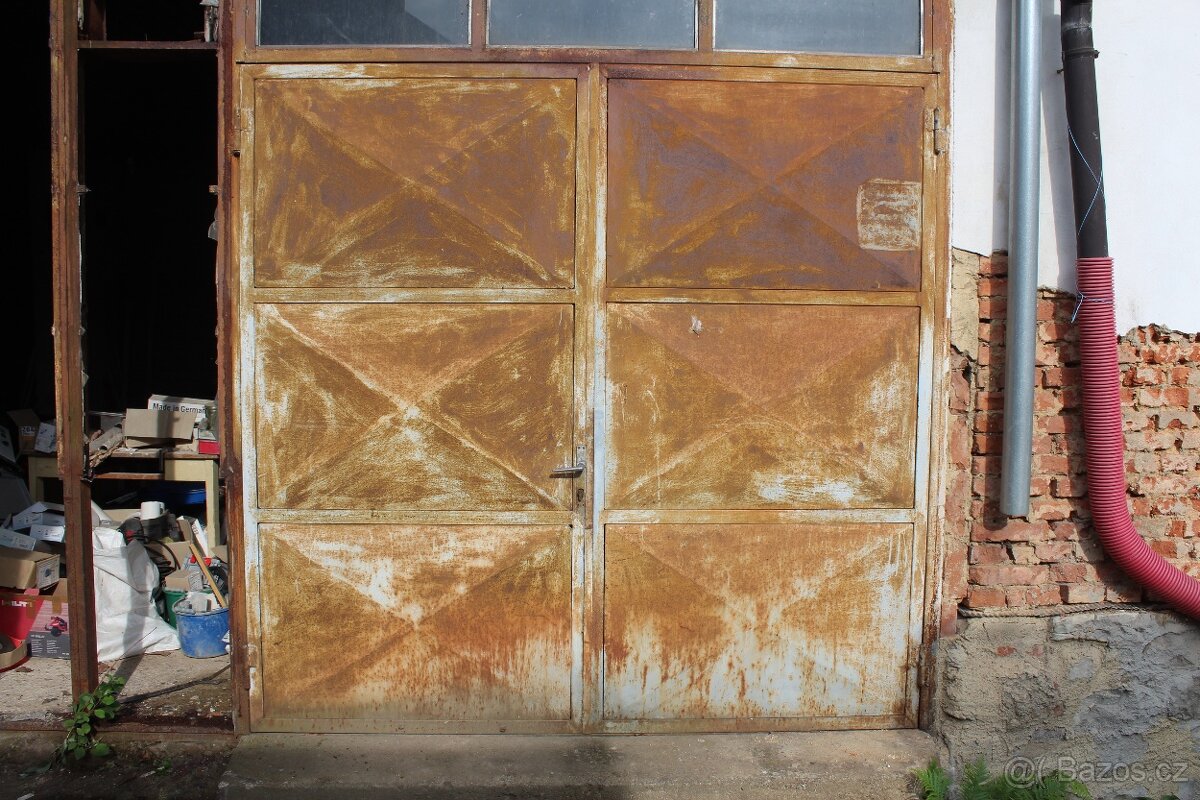 Prodám plechová vrata 240x235 cm.