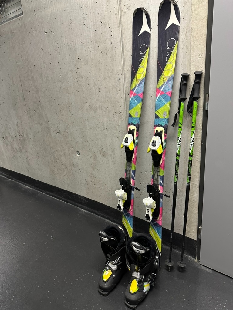 Dámský lyžařský set Atomic lyže 152 cm + Salomon boty 24.5