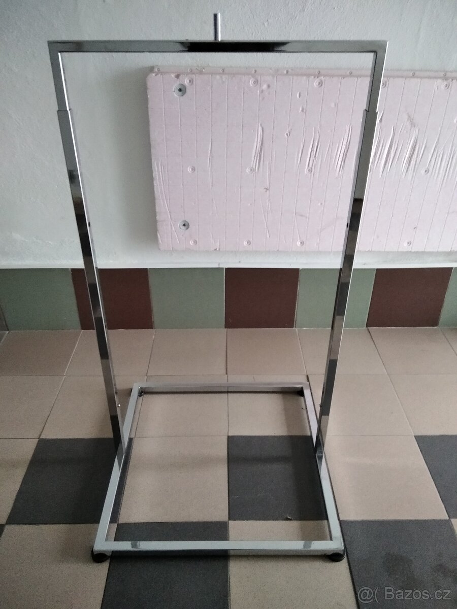 Stojanový věšák na oděv