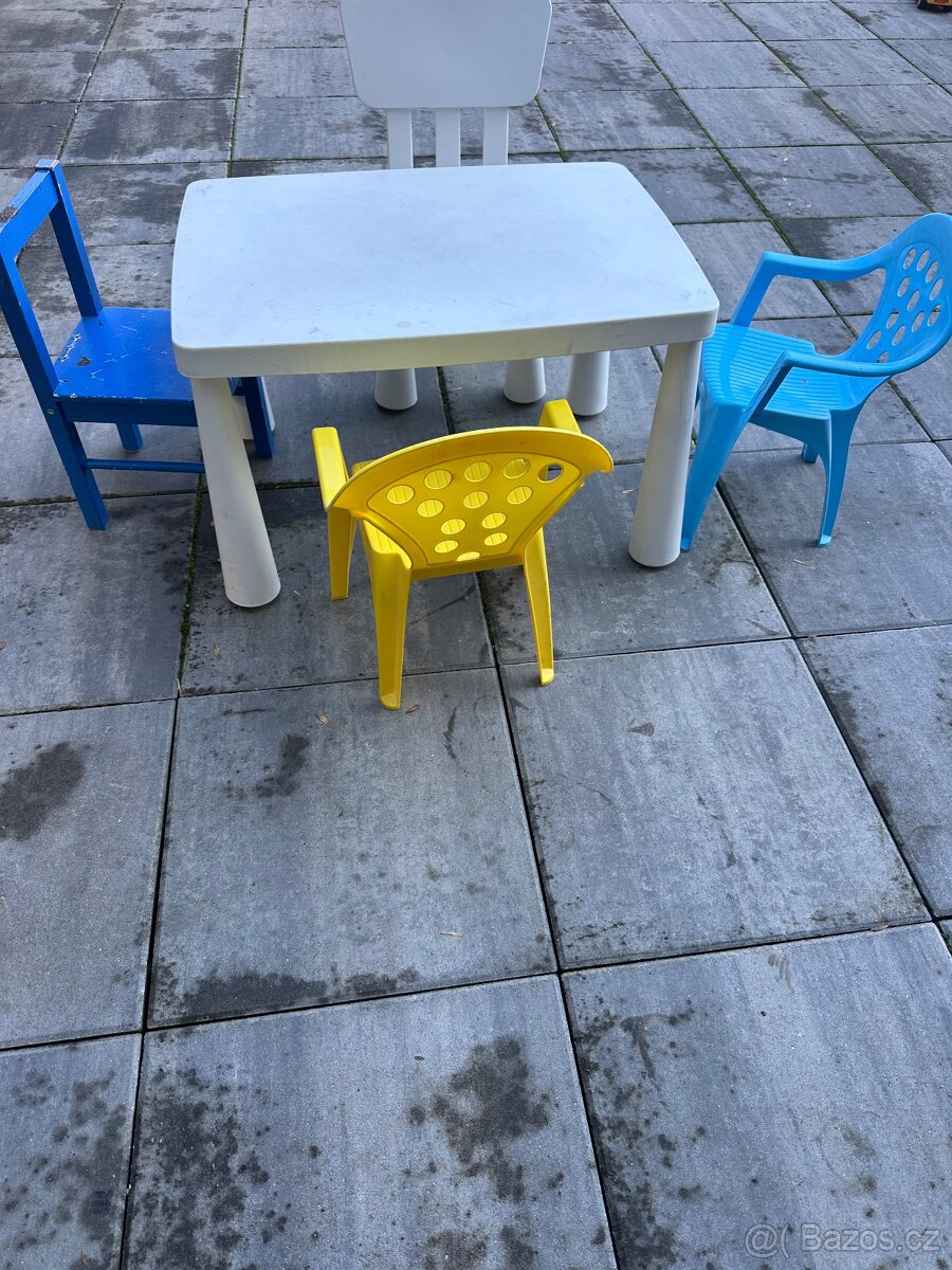 Dětský plastový stoleček včetně židliček