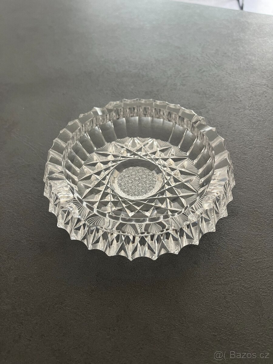 Broušený popelník