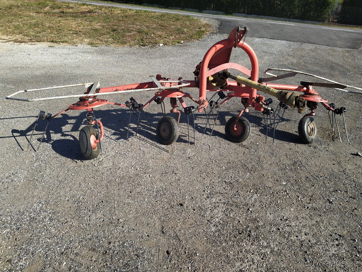 Obraceč píce Kuhn GF 440 P, záběr 4,4 m, téměř bez vůlí