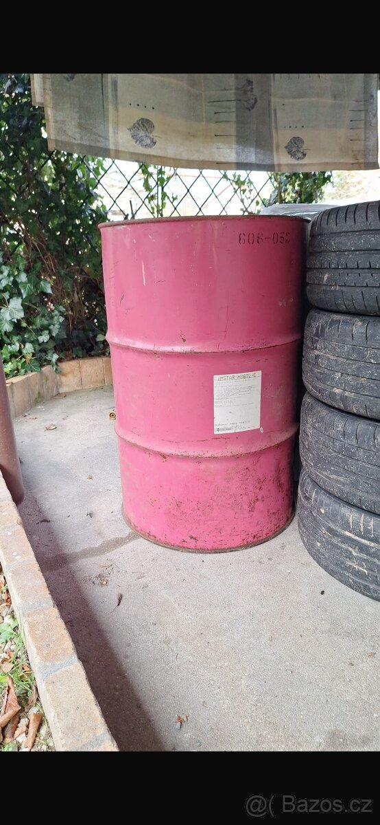 plechové 200 l sudy