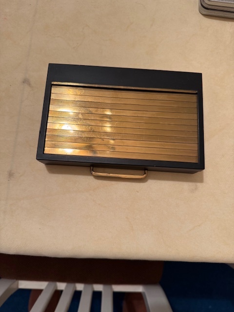 Luxusní dvoupatrová stolní kazeta na cigarety