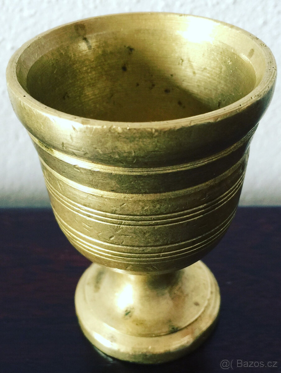 Starožitný mosadzný pohár