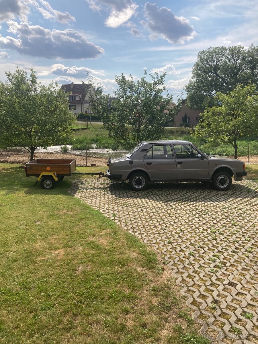 Škoda 120L s přívěsným vozíkem Sport Jacht