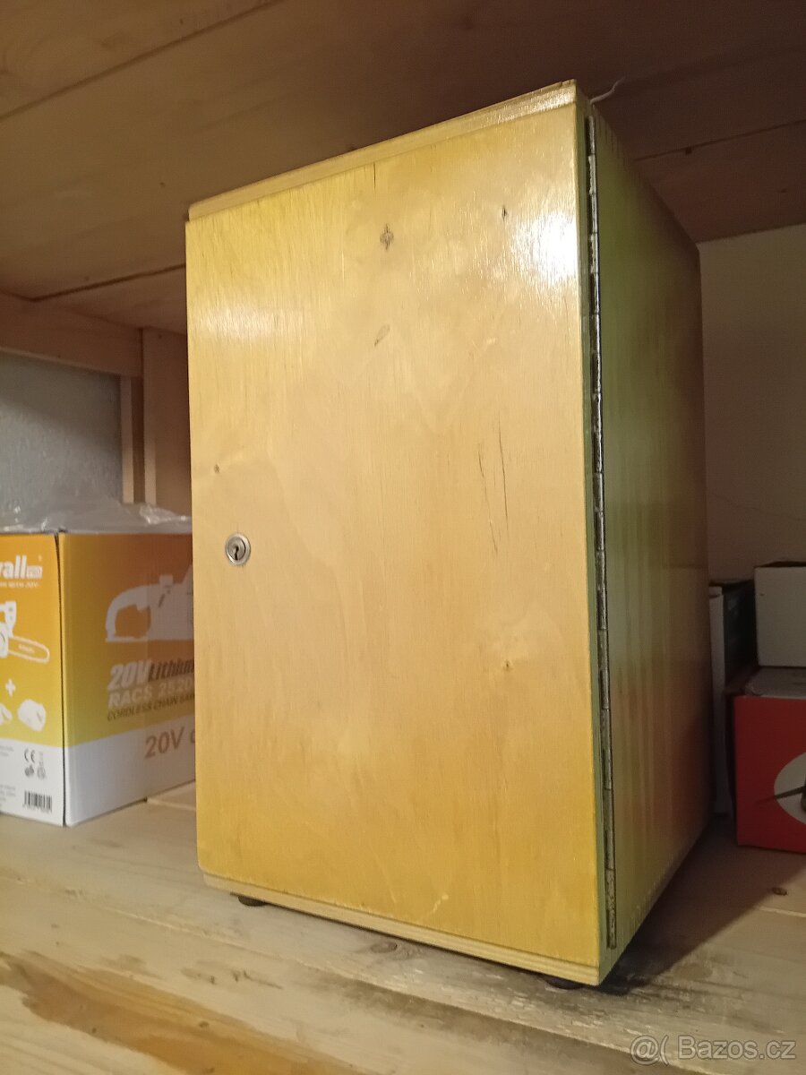 Retro dřevěná skříňka