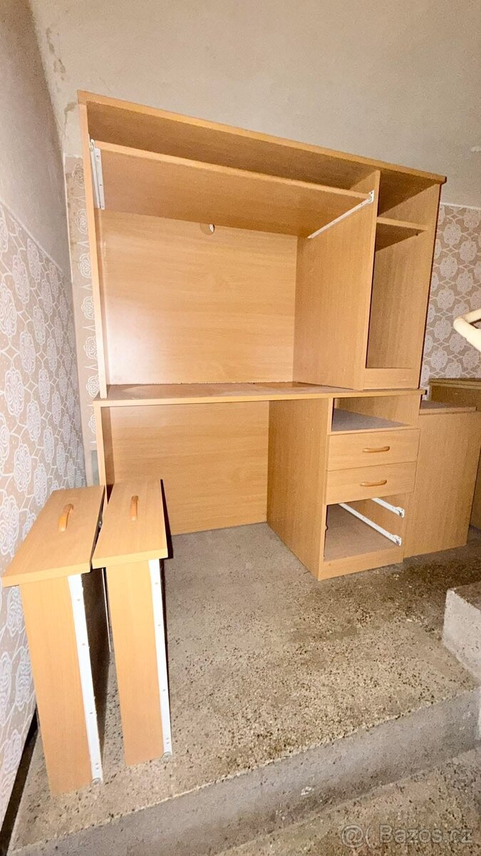 Psací stoly z práveho dřeva