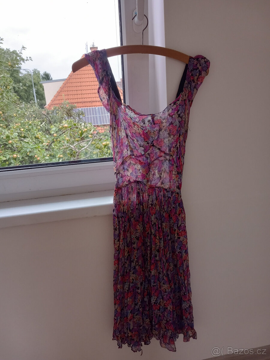 šaty 100 let staré etamín či mušelín