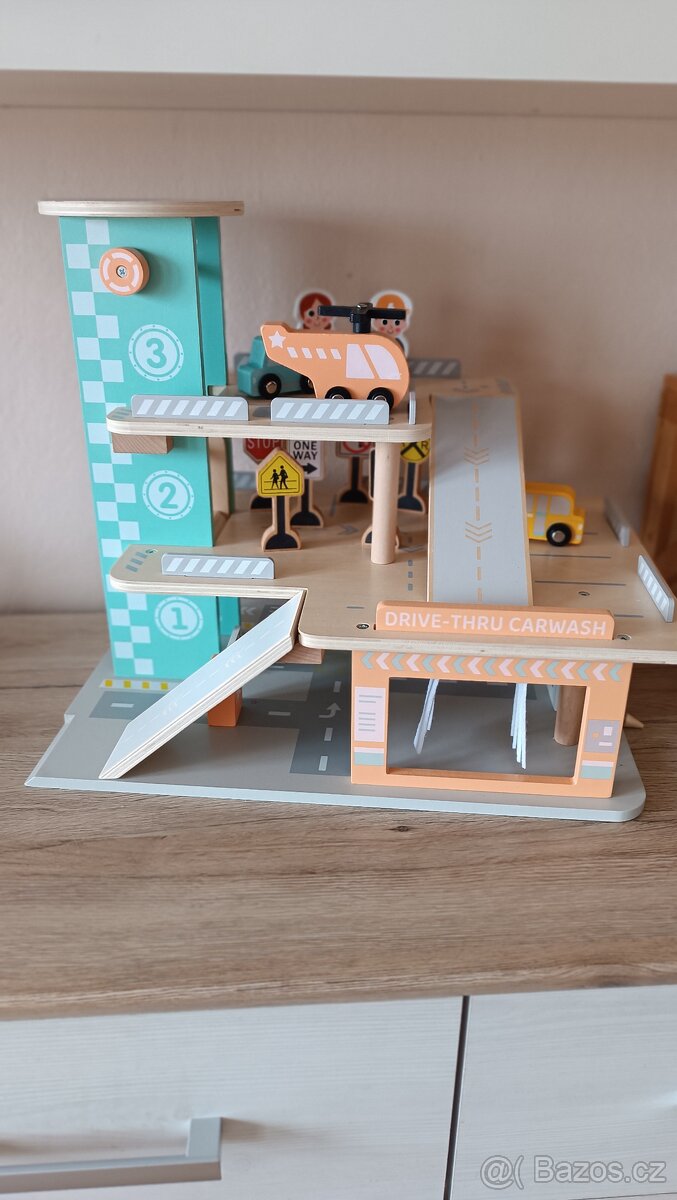 Dřevěná garáž s autíčky a výtahem