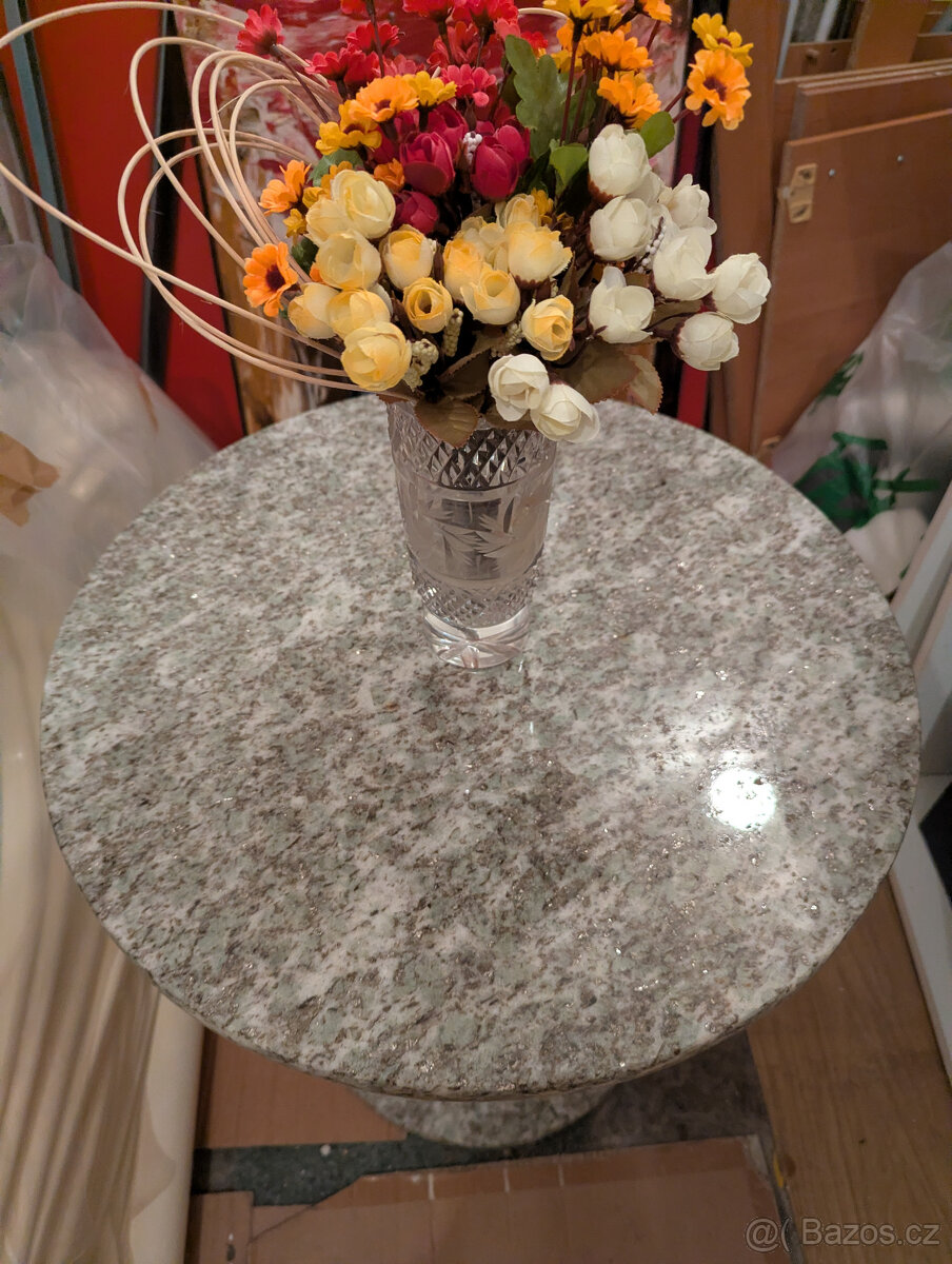 Мramorový stůl