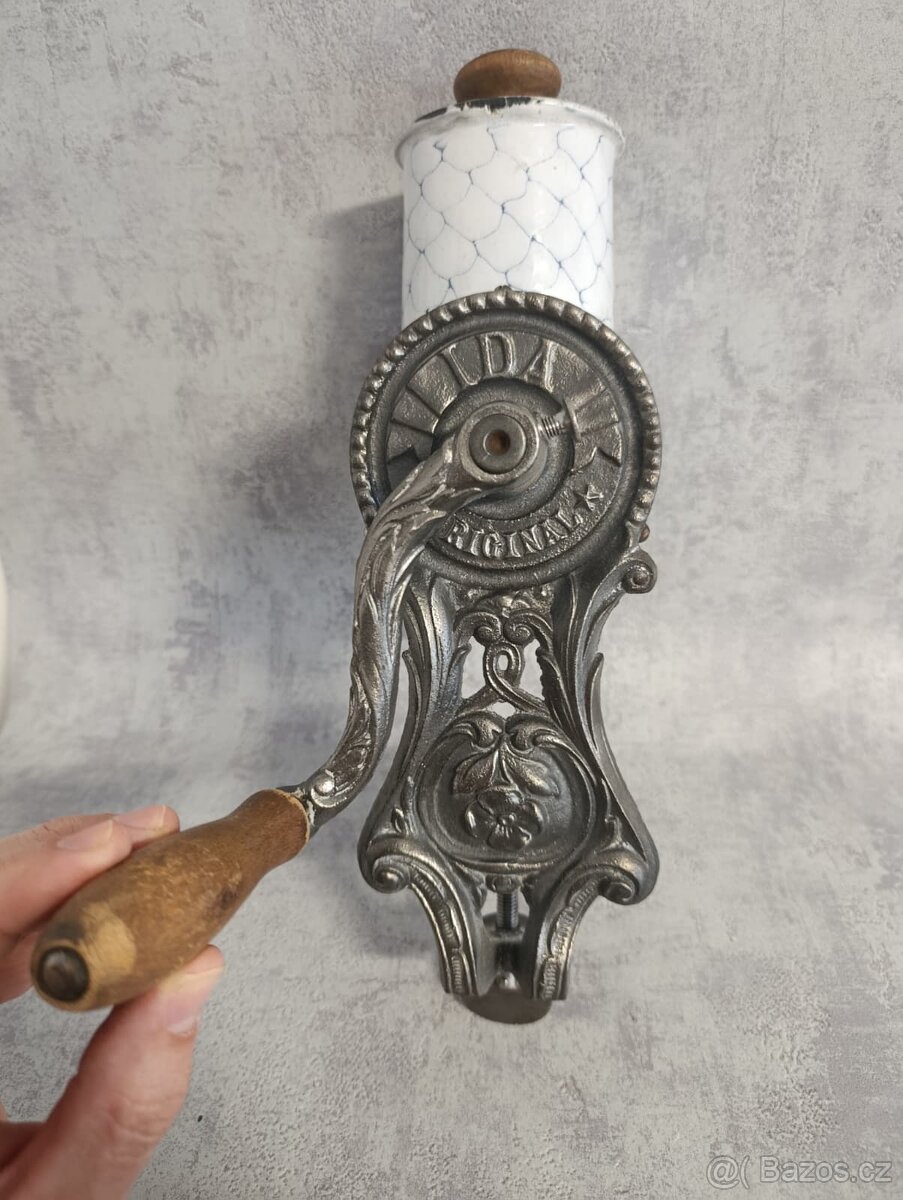 Velmi starý krásný velký mlýnek na strouhanku IDA s krásný,