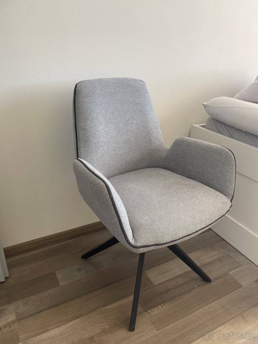 Světle šedé křeslo- téměř nové