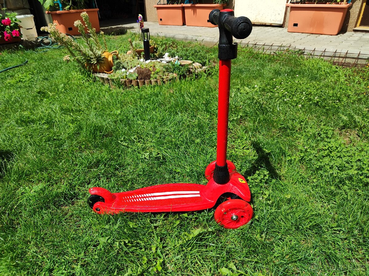 Dětská tříkolová koloběžka Ferrari (Shell edice)