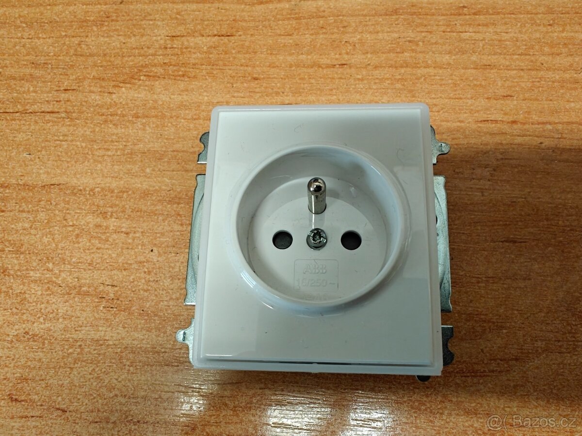 Zásuvka ABB Element