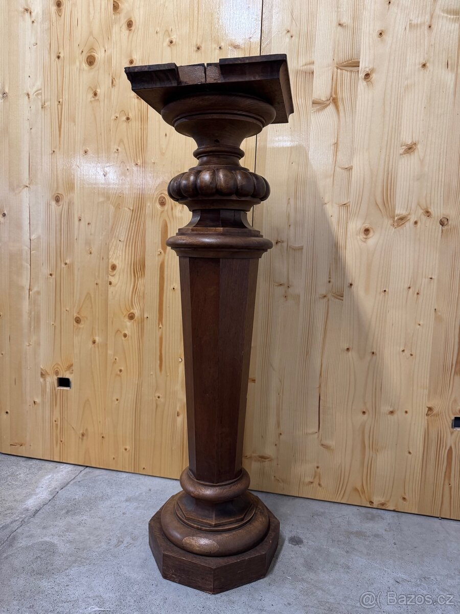 Starožitný dřevěný podstavec