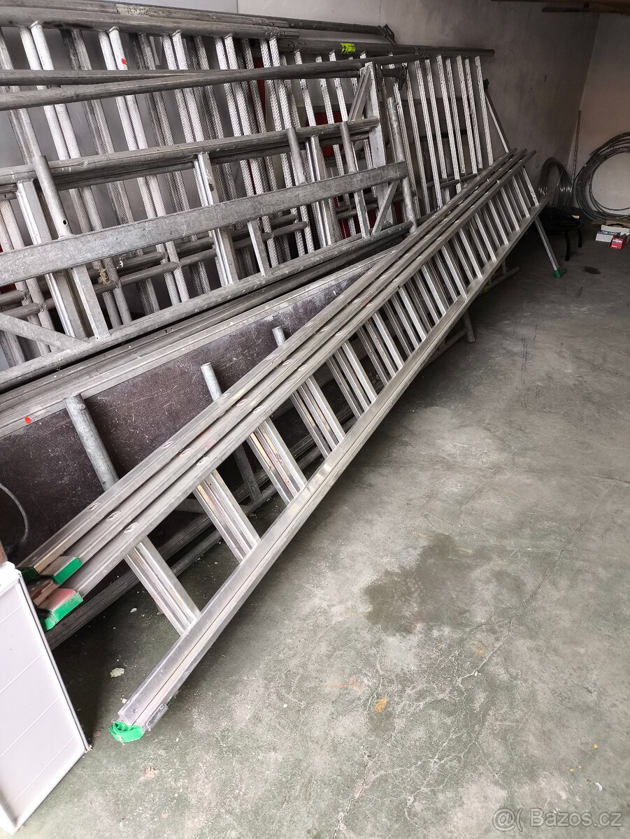 Kvalitní duralovy zebrik, skladaci, vyska cca 12 m