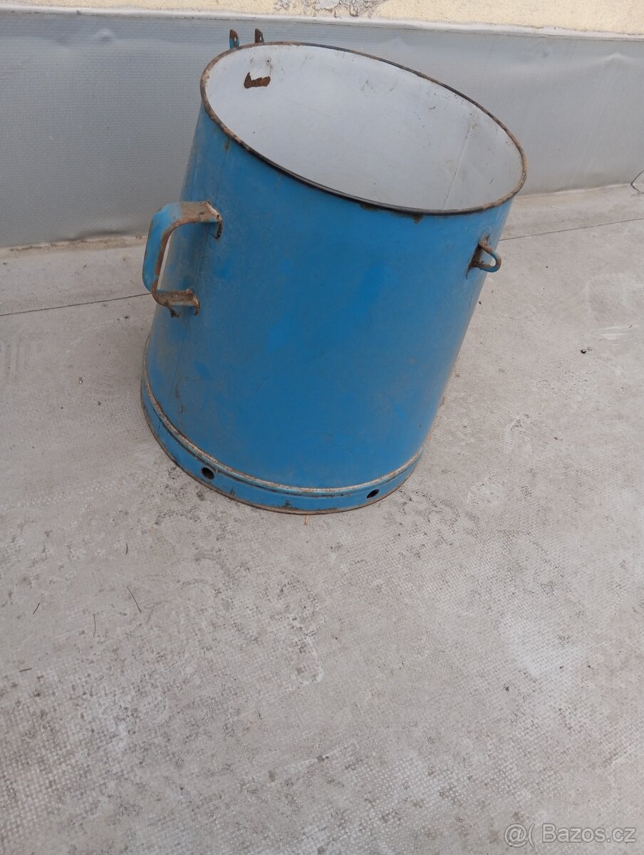 Smaltovaný modrý kbelík