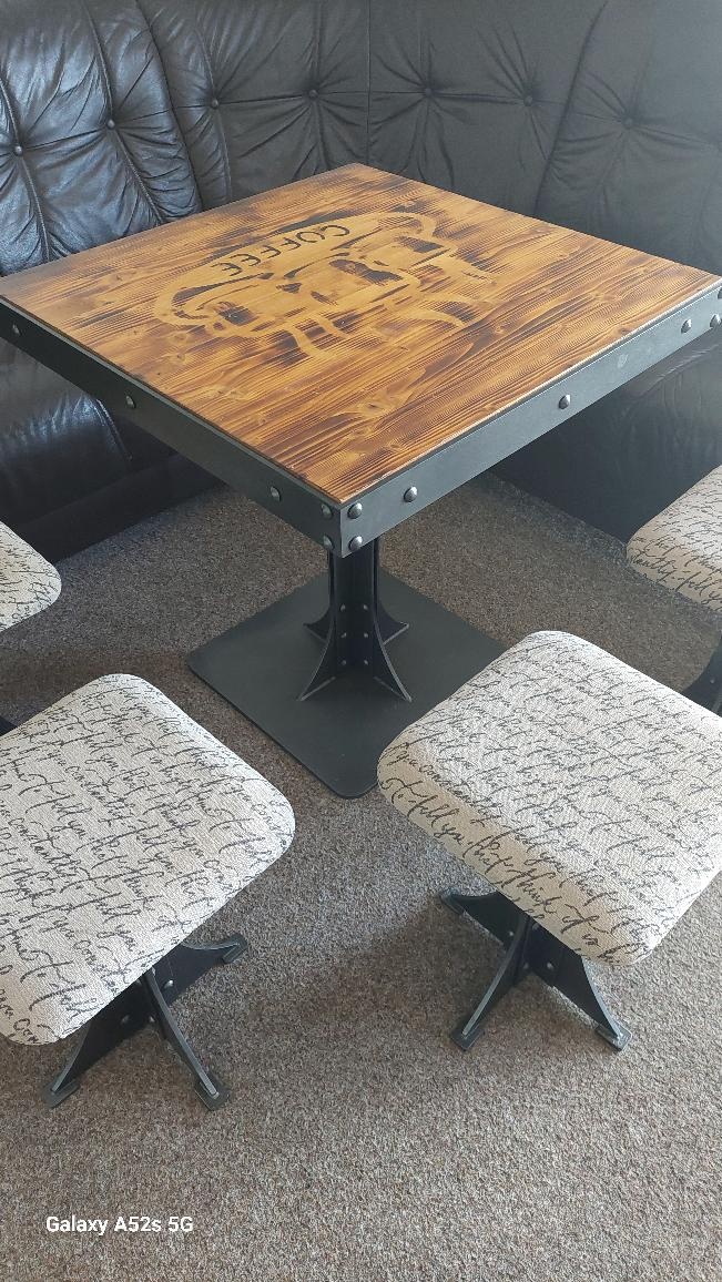 Stolek a taburety v industriálním stylu