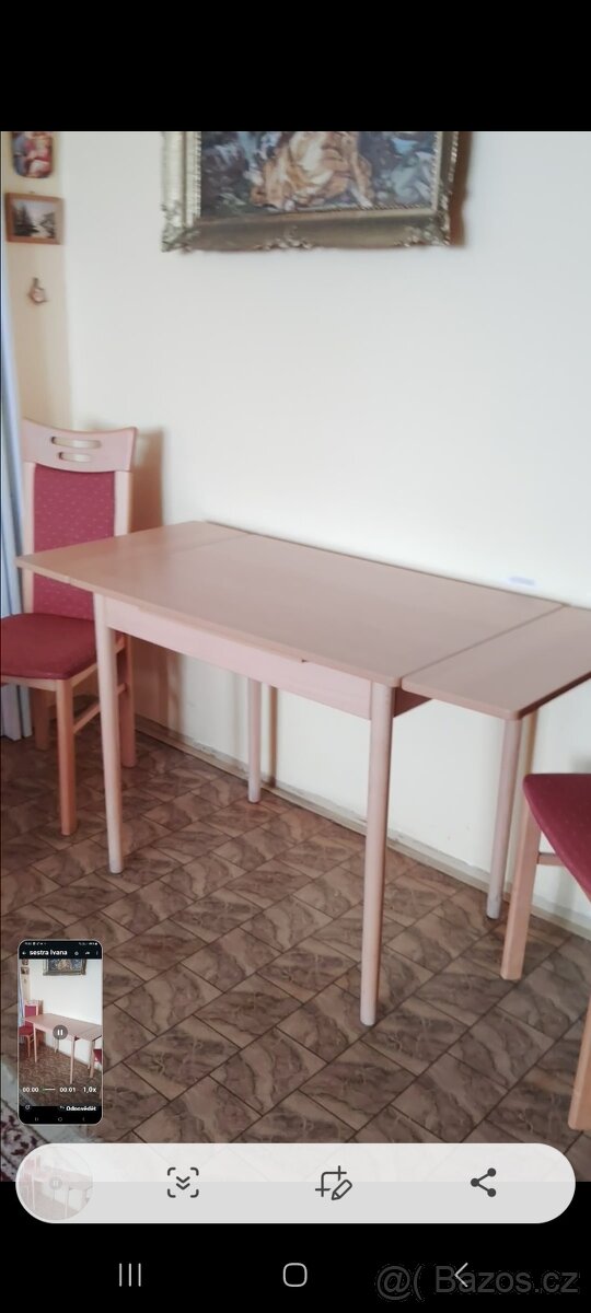 Rozkládací stůl a dvě kuchyňské židle