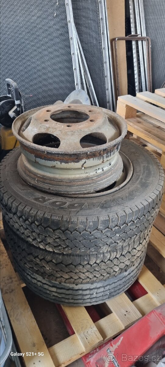 Pneumatiky sundané z Avia D75 obuté + ráfek