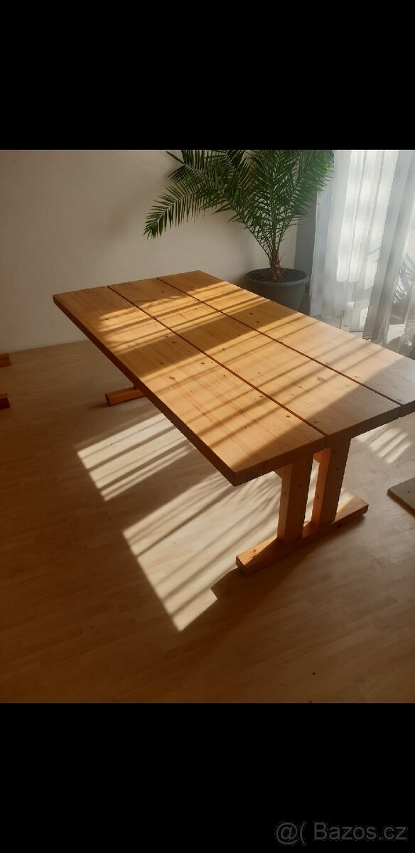 Stul masiv pod pergolu