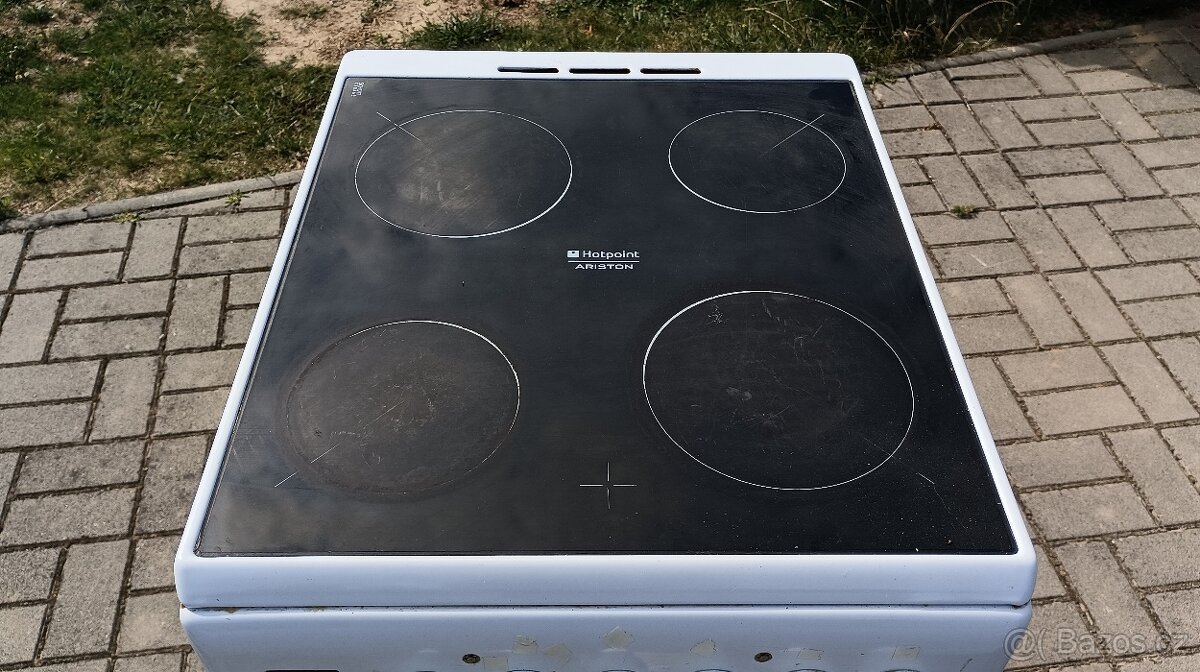 Elektrický sporák sklokeramický 50 cm.