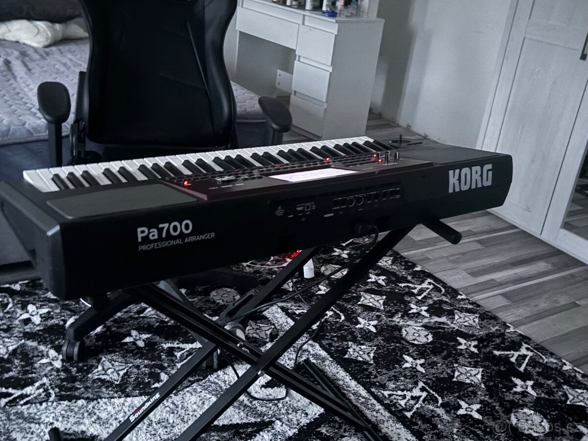 Klavesi pa 700 korg