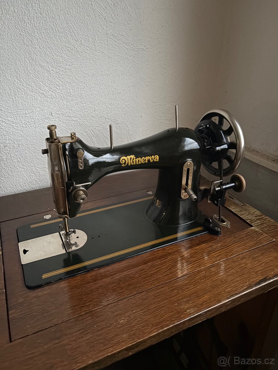 Starožitný šicí stroj Minerva